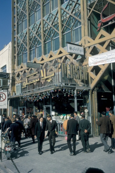 Тонкий Восток и модный Запад: фототур американца по Ирану в 1967 году