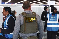 В аэропортах США начались массовые задержания иностранцев с просроченными визами В аэропортах США начались массовые задержания иностранцев с просроченными визами