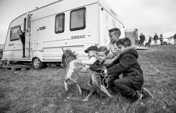 Детство на колесах: юные ирландские цыгане на потрясающих фотографиях Джейми Джонсона Детство на колесах: юные ирландские цыгане на потрясающих фотографиях Джейми Джонсона