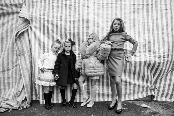 Детство на колесах: юные ирландские цыгане на потрясающих фотографиях Джейми Джонсона Детство на колесах: юные ирландские цыгане на потрясающих фотографиях Джейми Джонсона