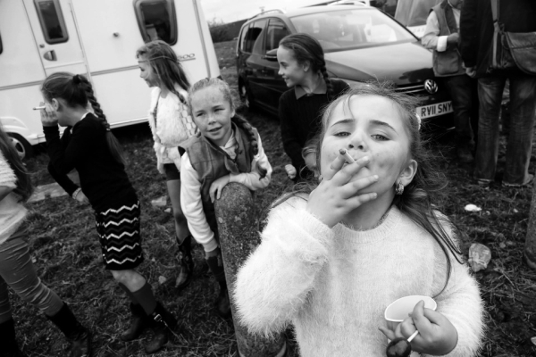 Детство на колесах: юные ирландские цыгане на потрясающих фотографиях Джейми Джонсона Детство на колесах: юные ирландские цыгане на потрясающих фотографиях Джейми Джонсона