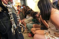 Мужчина пробрался на борт самолета в США, заснул в туалете и был задержан за попытку угона Мужчина пробрался на борт самолета в США, заснул в туалете и был задержан за попытку угона