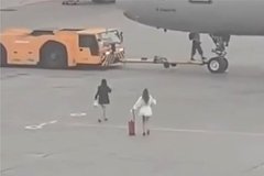 Стали известны подробности о бежавших за самолетом россиянках Стали известны подробности о бежавших за самолетом россиянках